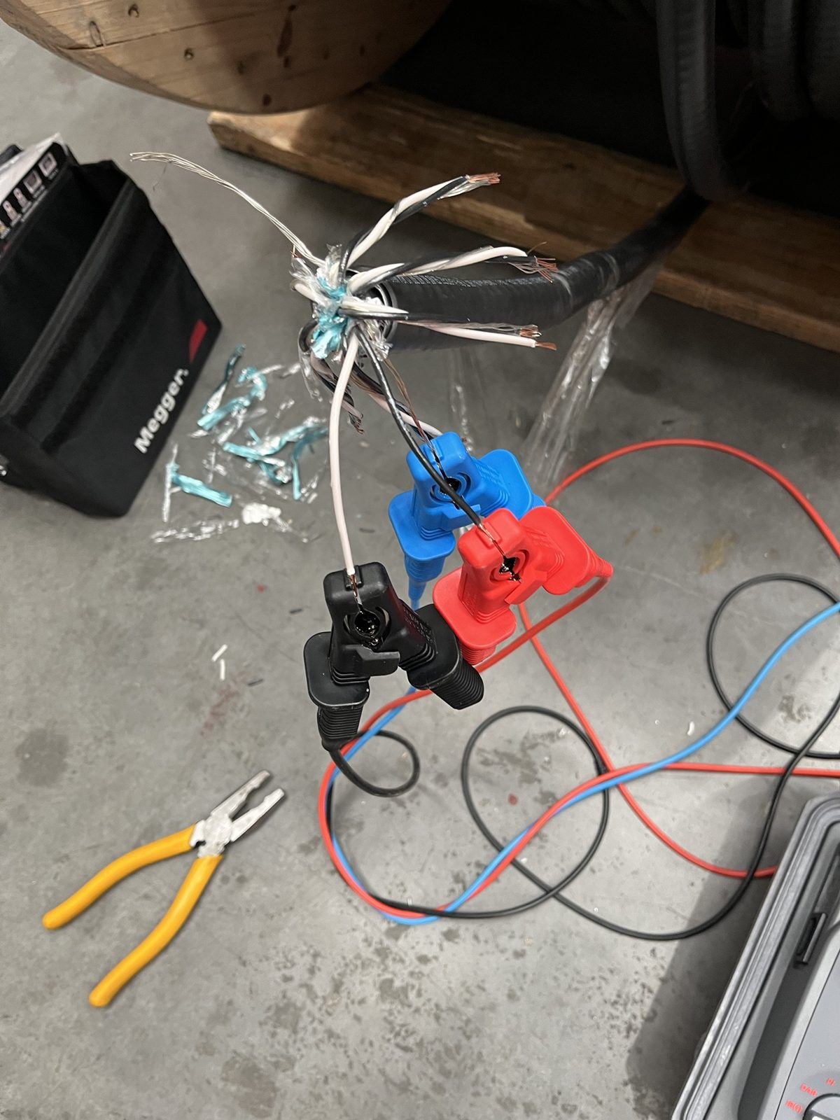 Pruebas eléctricas con pinzas de prueba sobre cable multiconductor