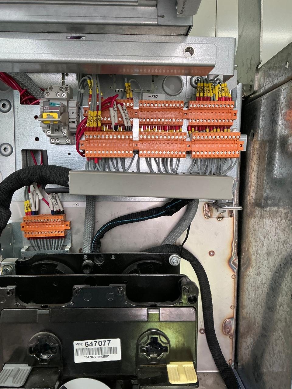 Borneras con cableado etiquetado dentro de la celda